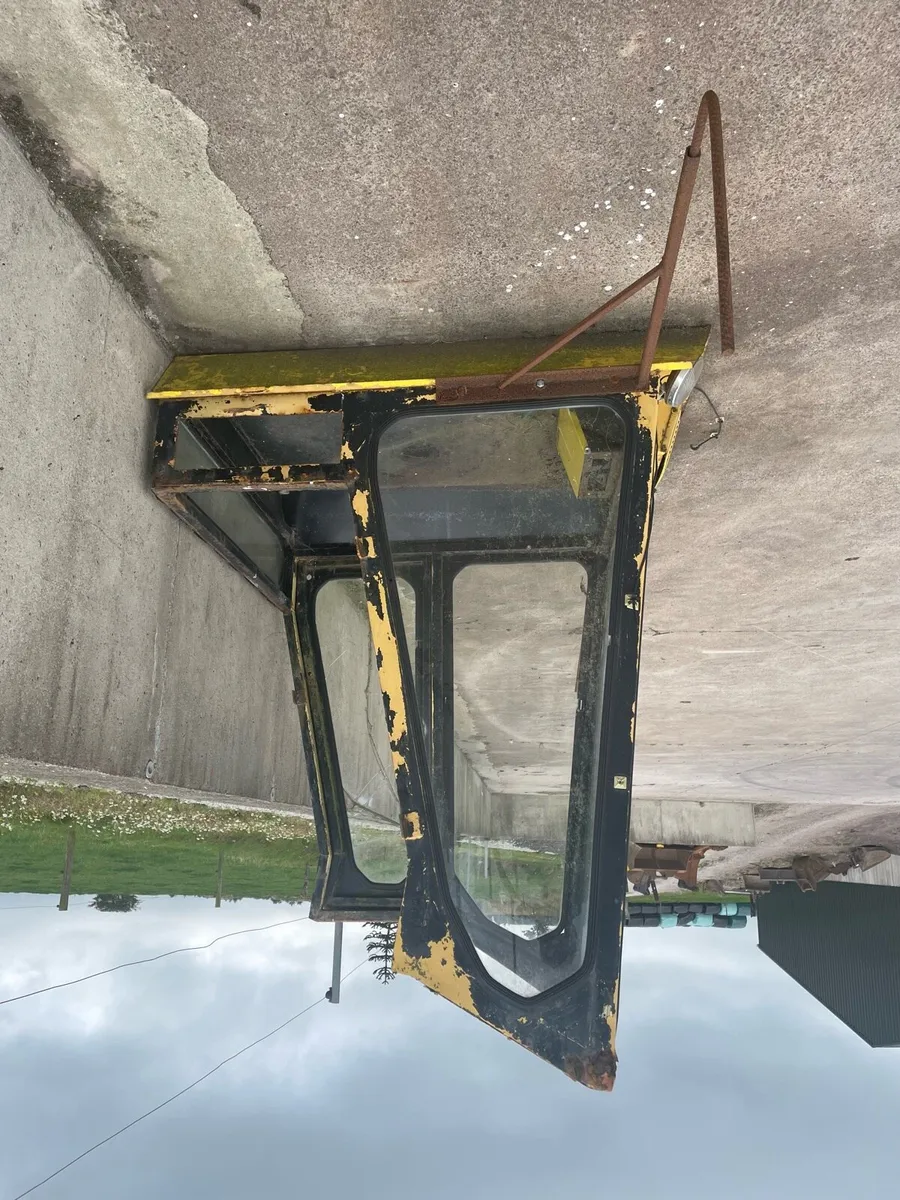New Holland combine cab - Image 1