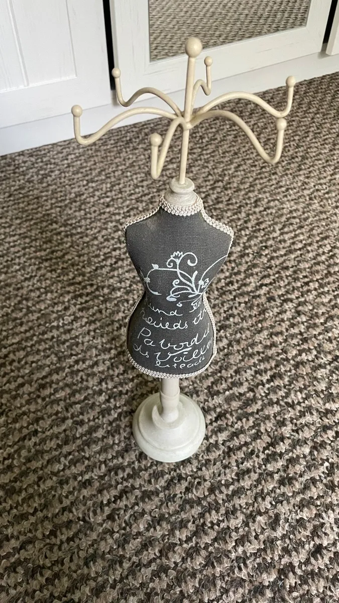 Necklace holder - Image 1