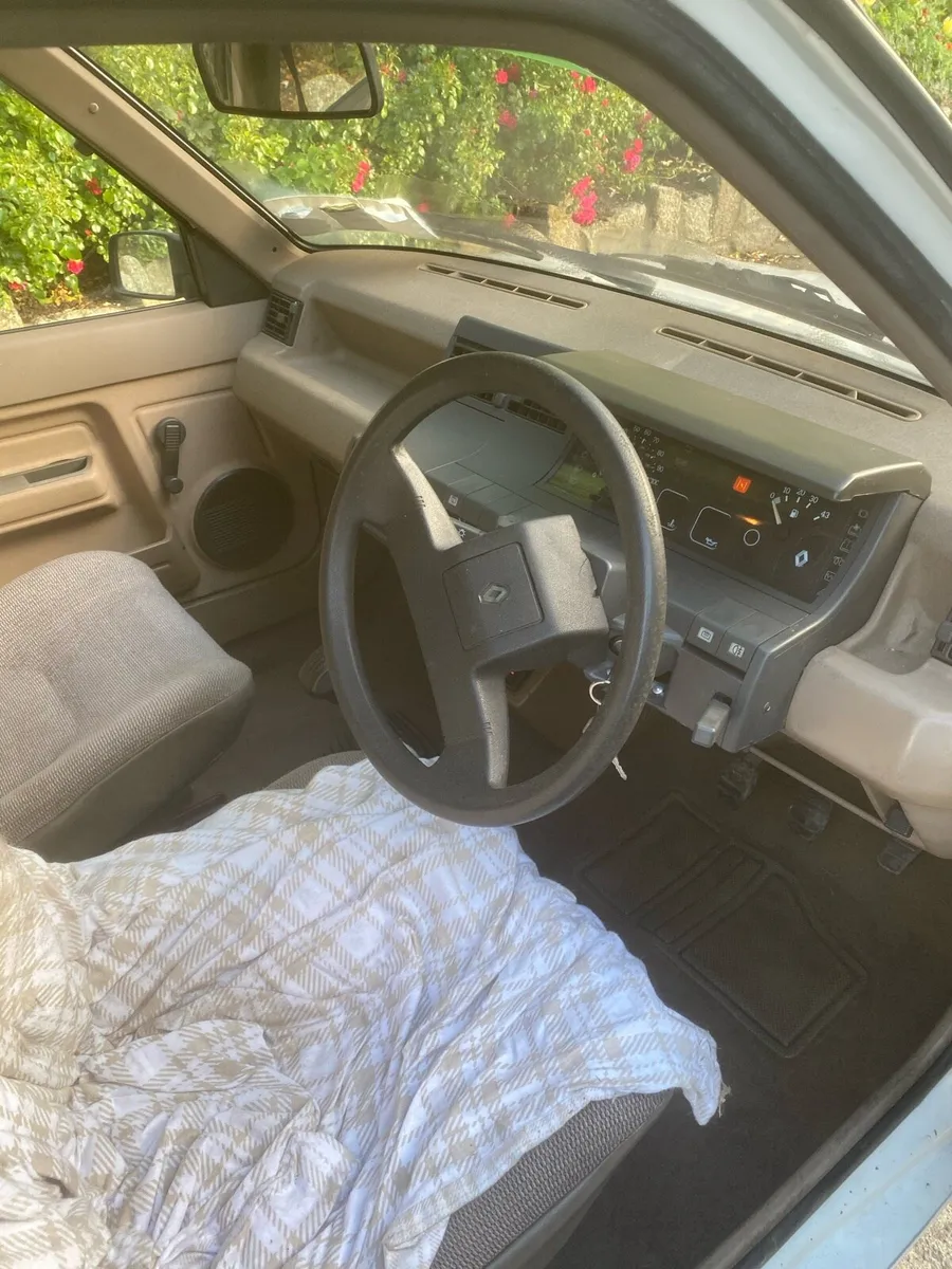 Renault 5 - Image 4