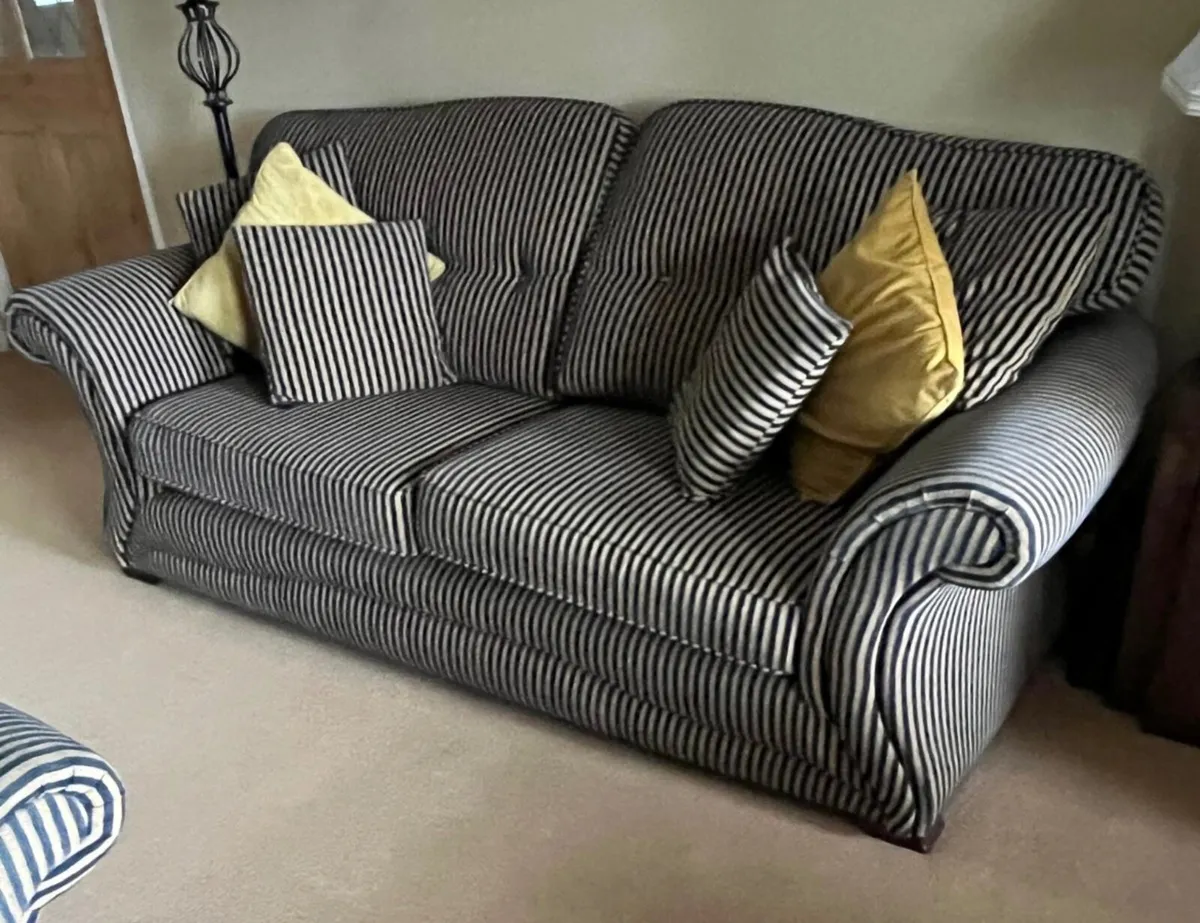 Suite of furniture - Image 1