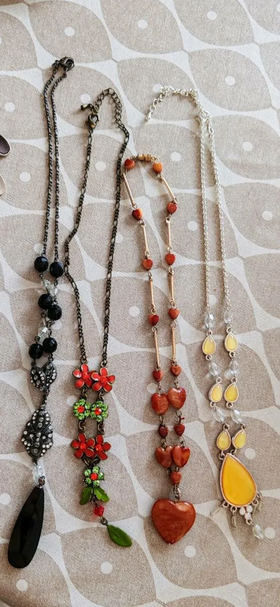 4 retro necklaces - Image 1