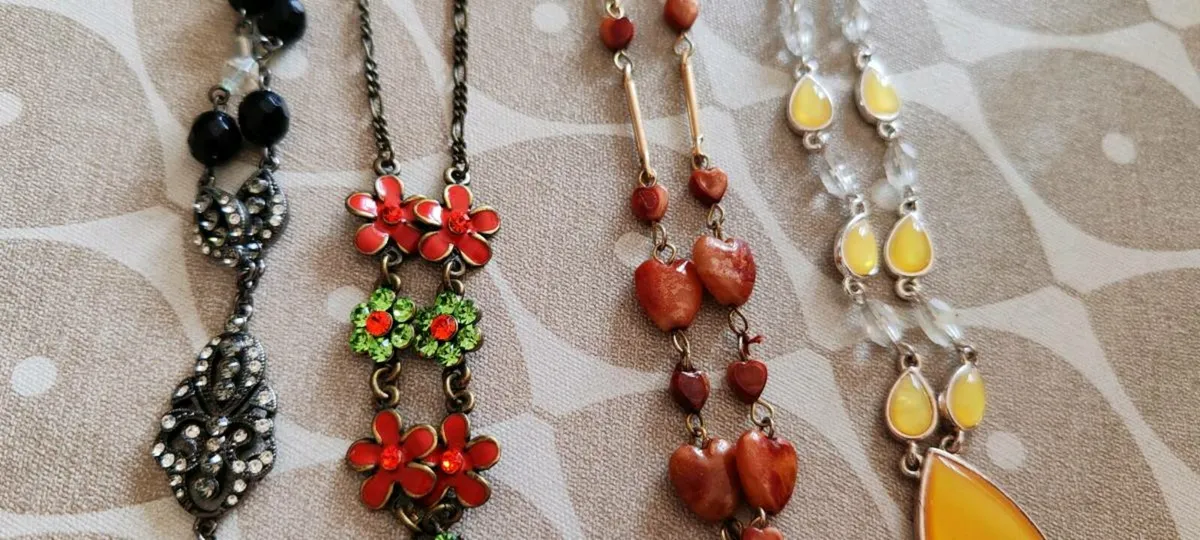 4 retro necklaces - Image 2