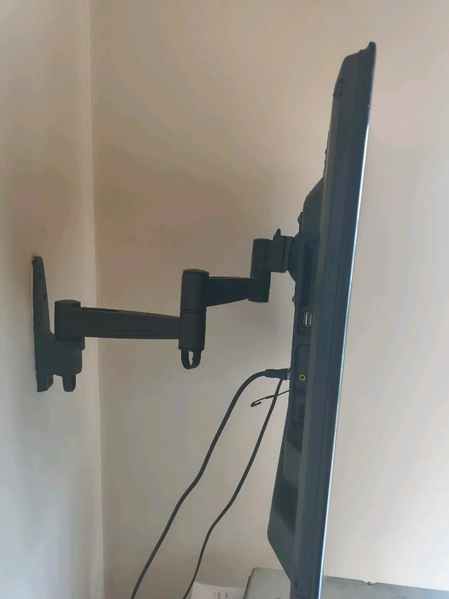 Nordemende TV with wall bracket - Image 2