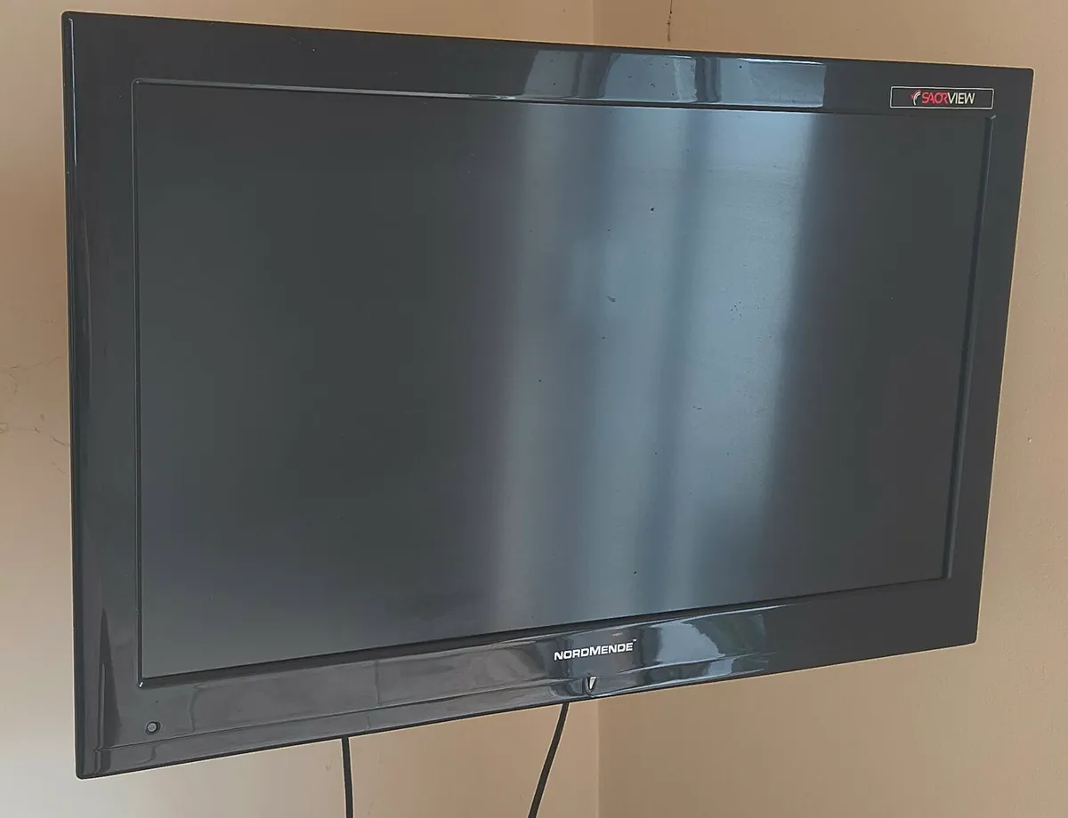 Nordemende TV with wall bracket - Image 1