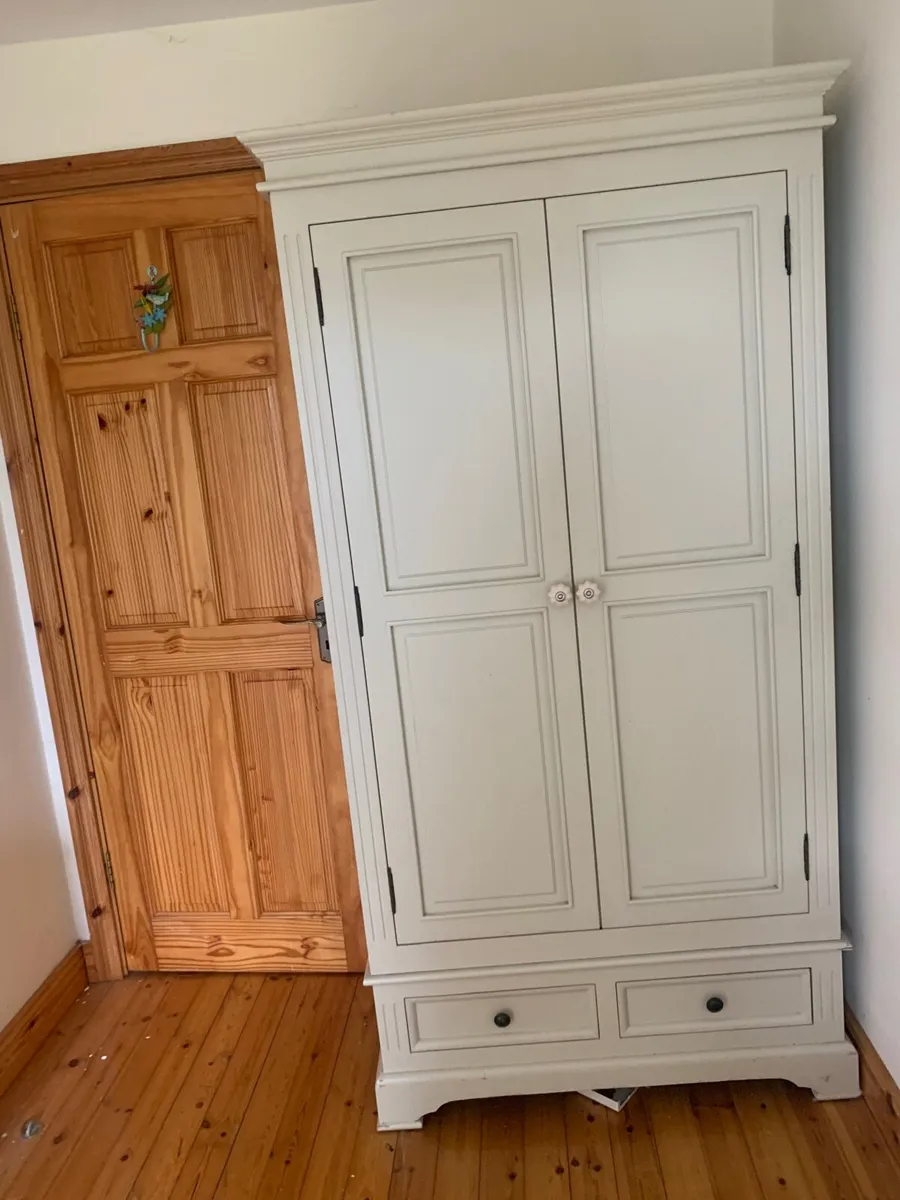 Bedroom furniture/ bed/ wardrobe/ locker - Image 1