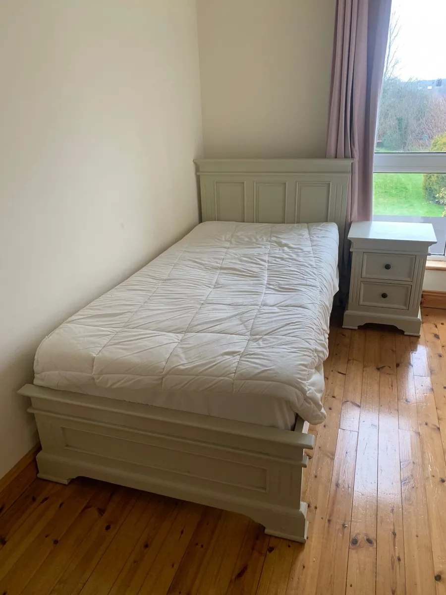 Bedroom furniture/ bed/ wardrobe/ locker - Image 2