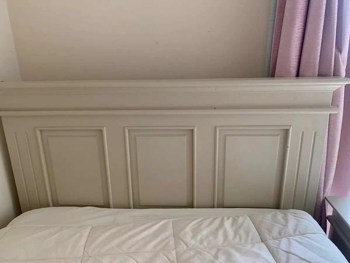 Bedroom furniture/ bed/ wardrobe/ locker - Image 3