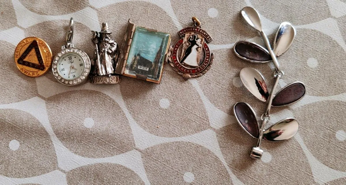 Vintage pendants, lapel pins etc - Image 1