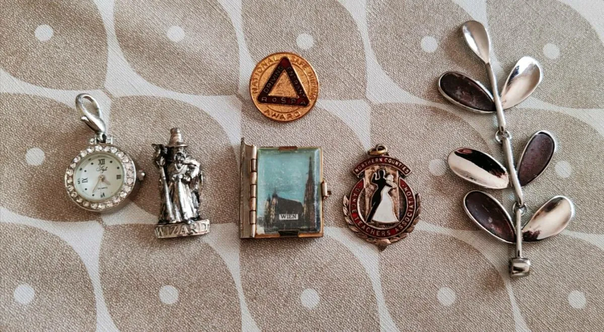 Vintage pendants, lapel pins etc - Image 2