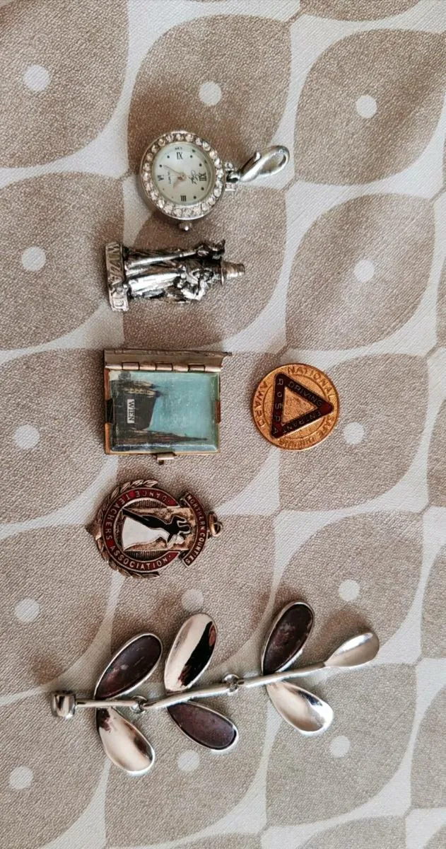 Vintage pendants, lapel pins etc - Image 3