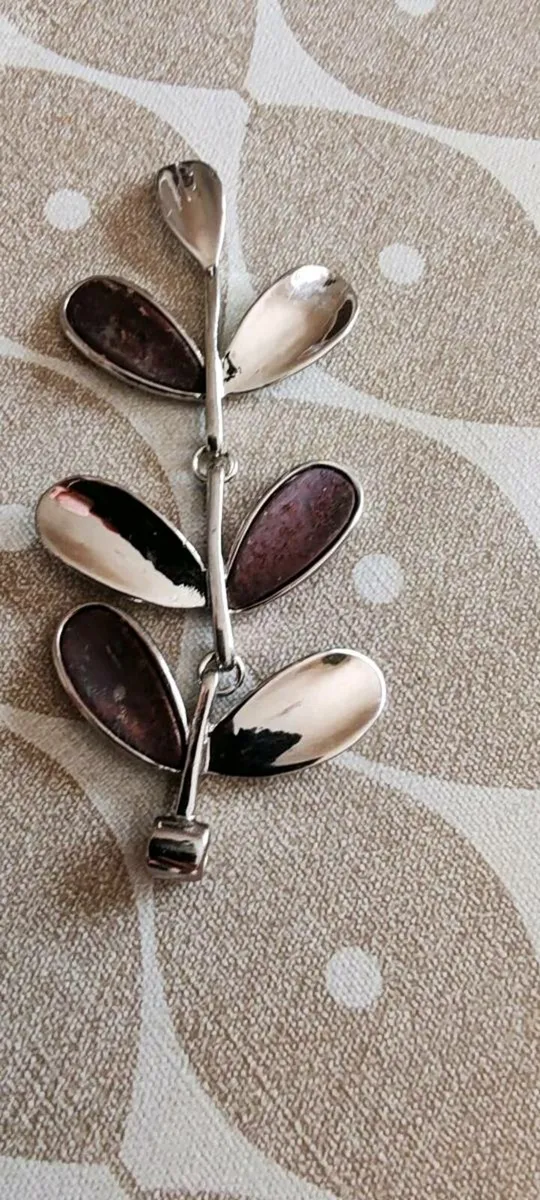 Vintage pendants, lapel pins etc - Image 4