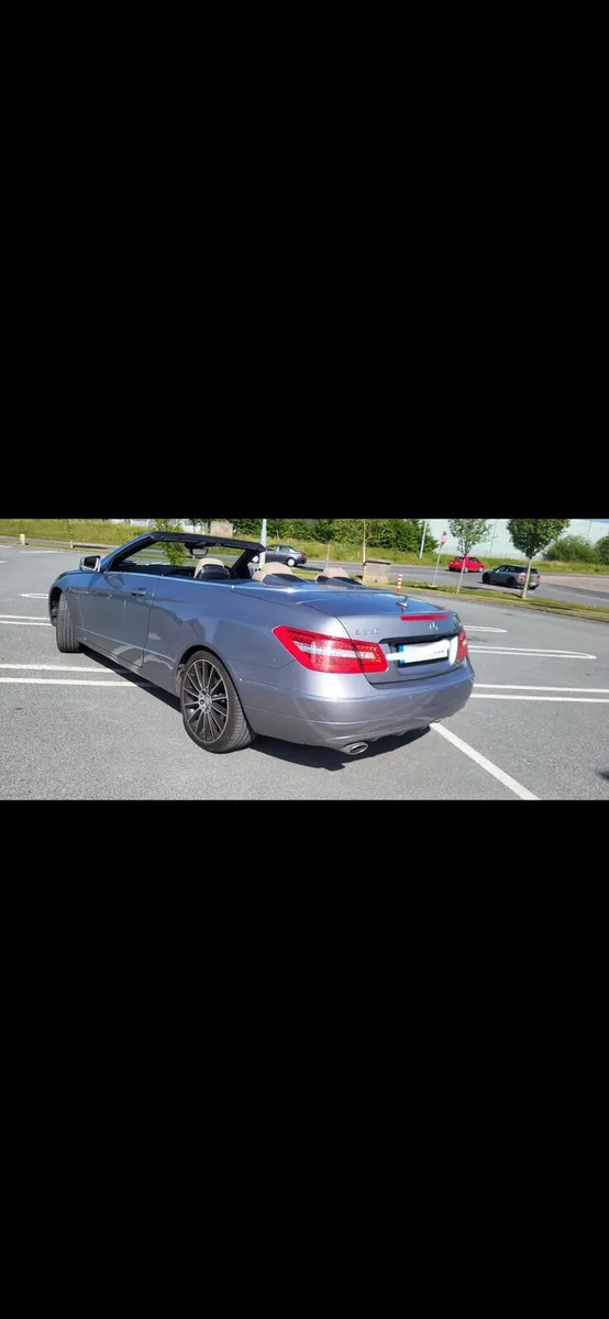 Mercedes benz E class  220 convertible - Image 2