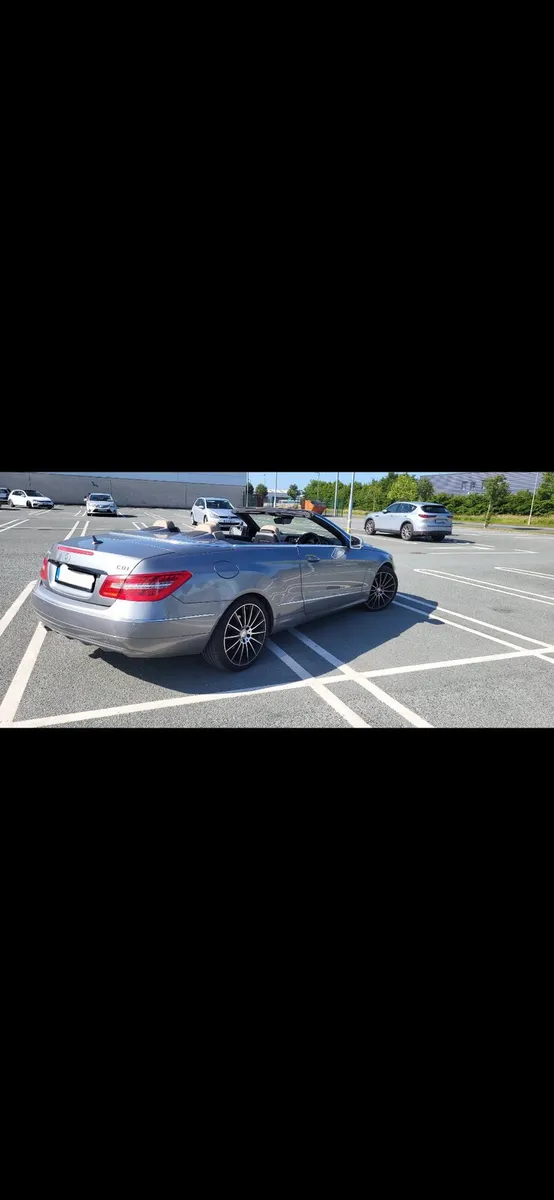 Mercedes benz E class  220 convertible - Image 3