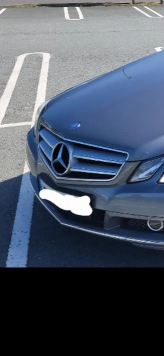 Mercedes benz E class  220 convertible - Image 4