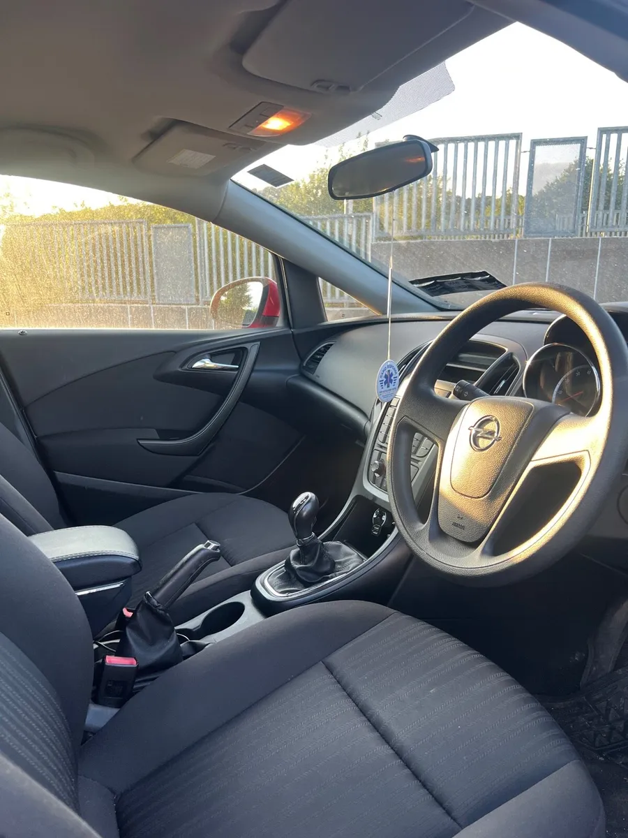 Opel Astra 2012 1.4L - Image 4