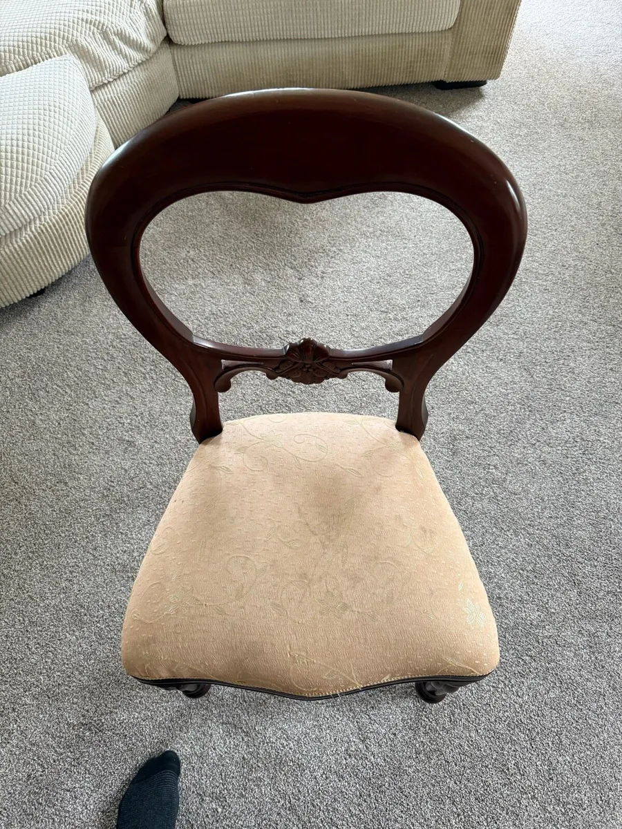 Table and Chairs - Image 4