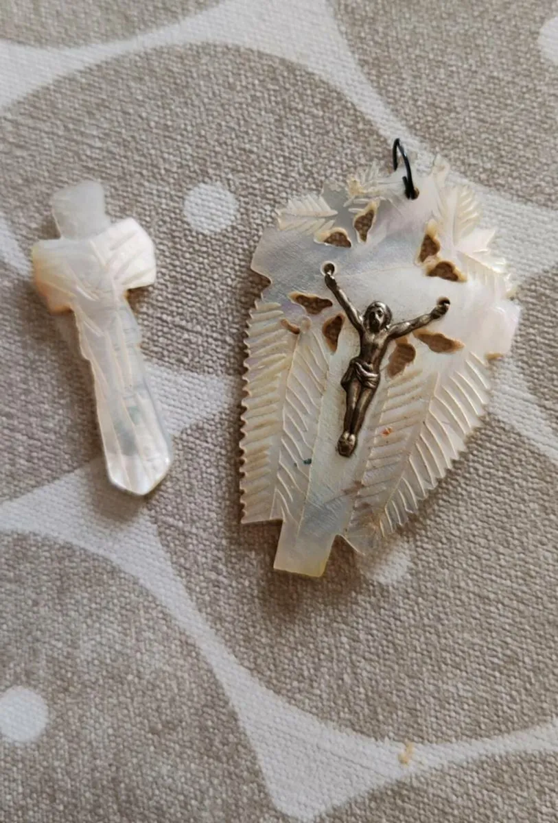 2 vintage mother of pearl pendants - Image 2