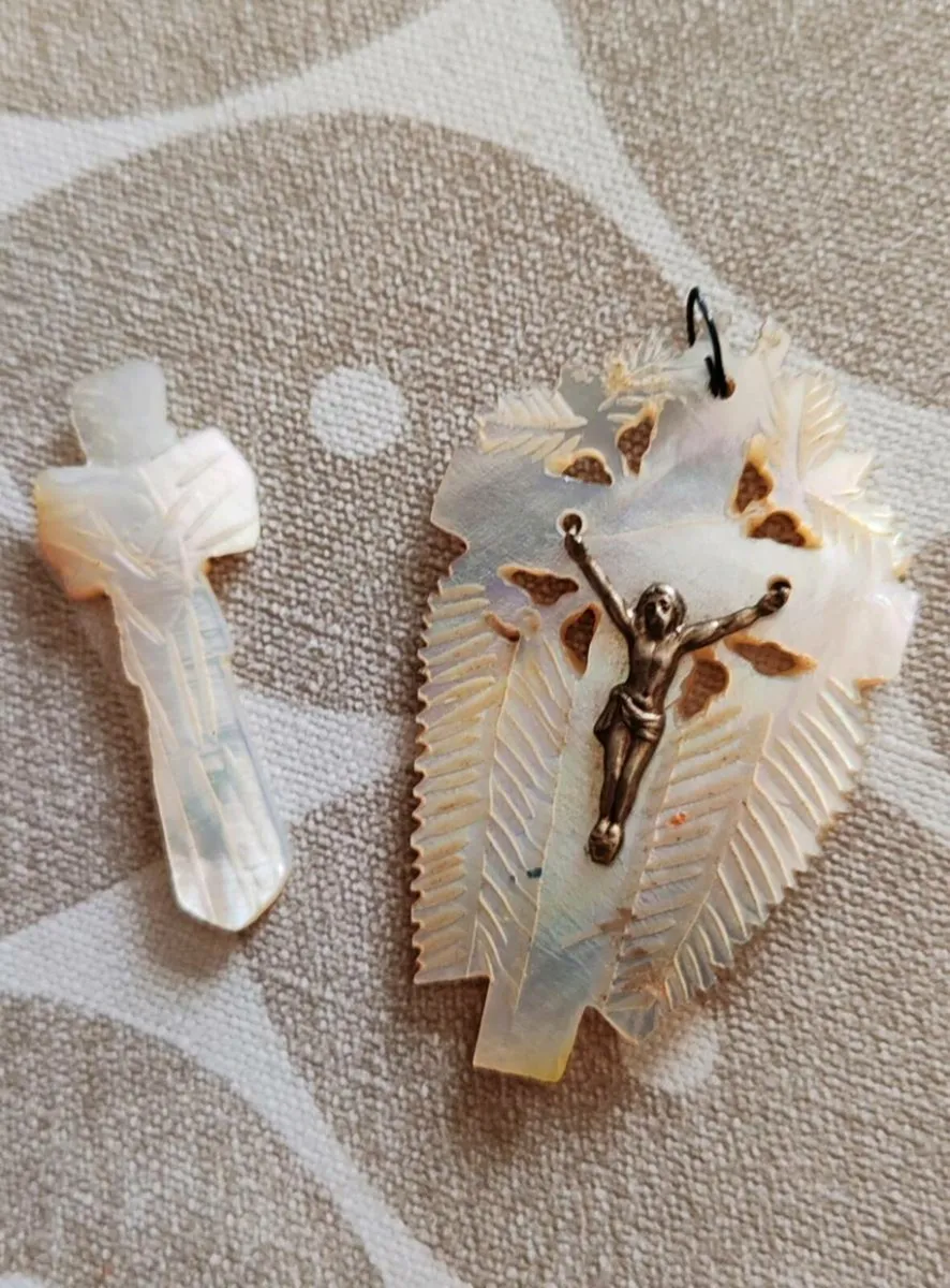 2 vintage mother of pearl pendants - Image 1