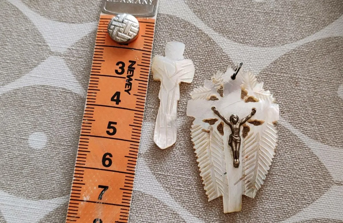 2 vintage mother of pearl pendants - Image 3