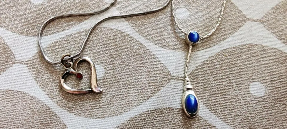 2 retro silvertone pendants - Image 4