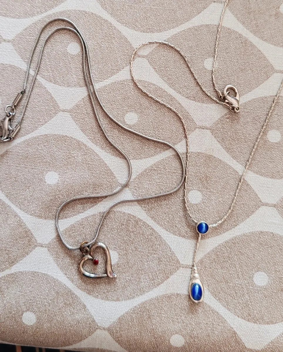 2 retro silvertone pendants - Image 1