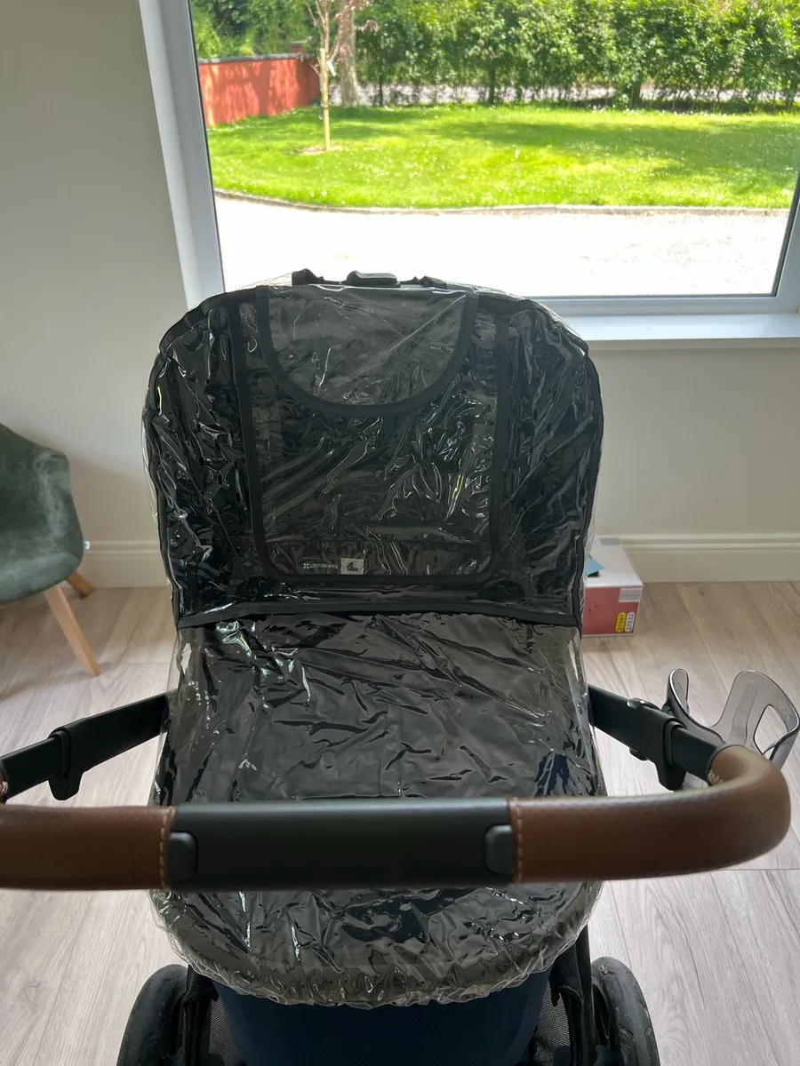 Uppababy Vista 2 and Maxi Cosi Car Seat - Image 2