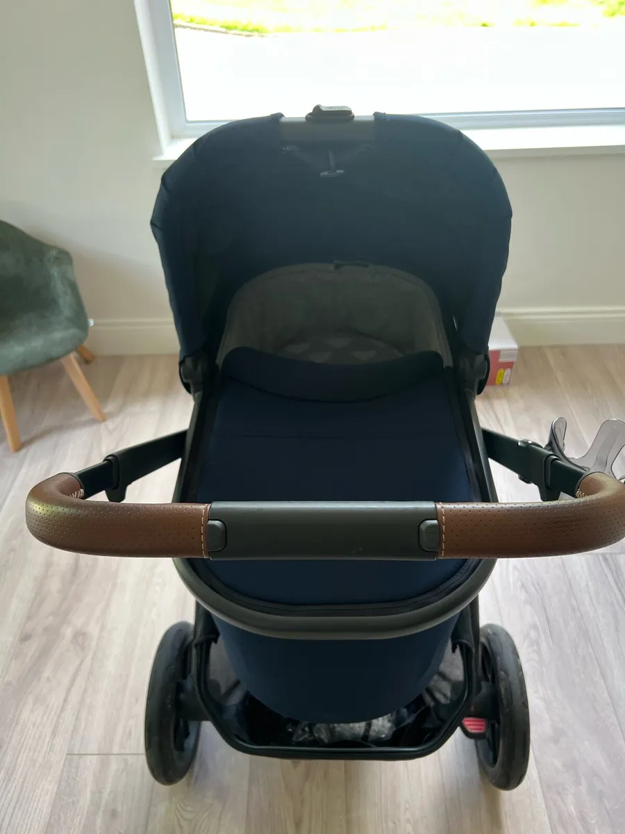 Uppababy Vista 2 and Maxi Cosi Car Seat - Image 3