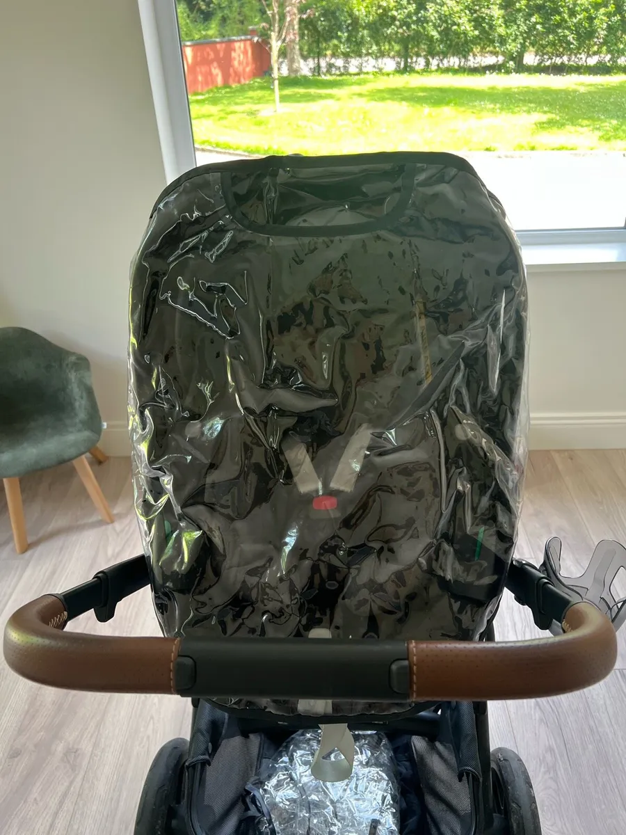 Uppababy Vista 2 and Maxi Cosi Car Seat - Image 4