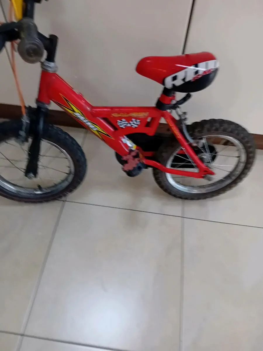 SMALL CHILDS BIKE 14  INCH WHEELS