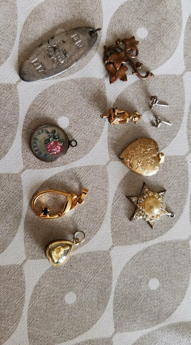 Vintage pendants, earrings etc - Image 3