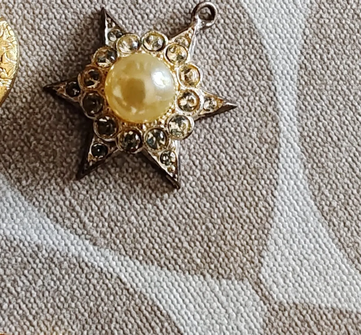 Vintage pendants, earrings etc - Image 4