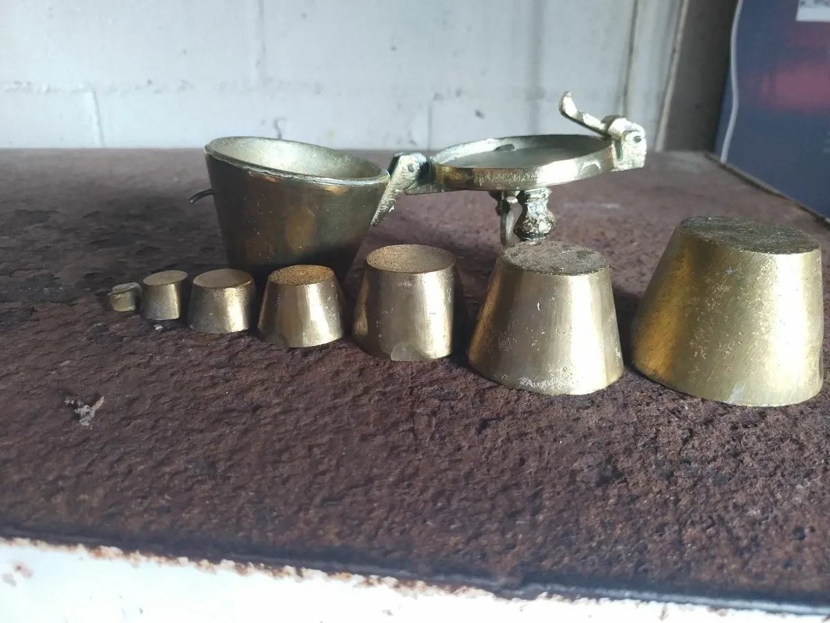 Solid brass graduated weights - Image 1