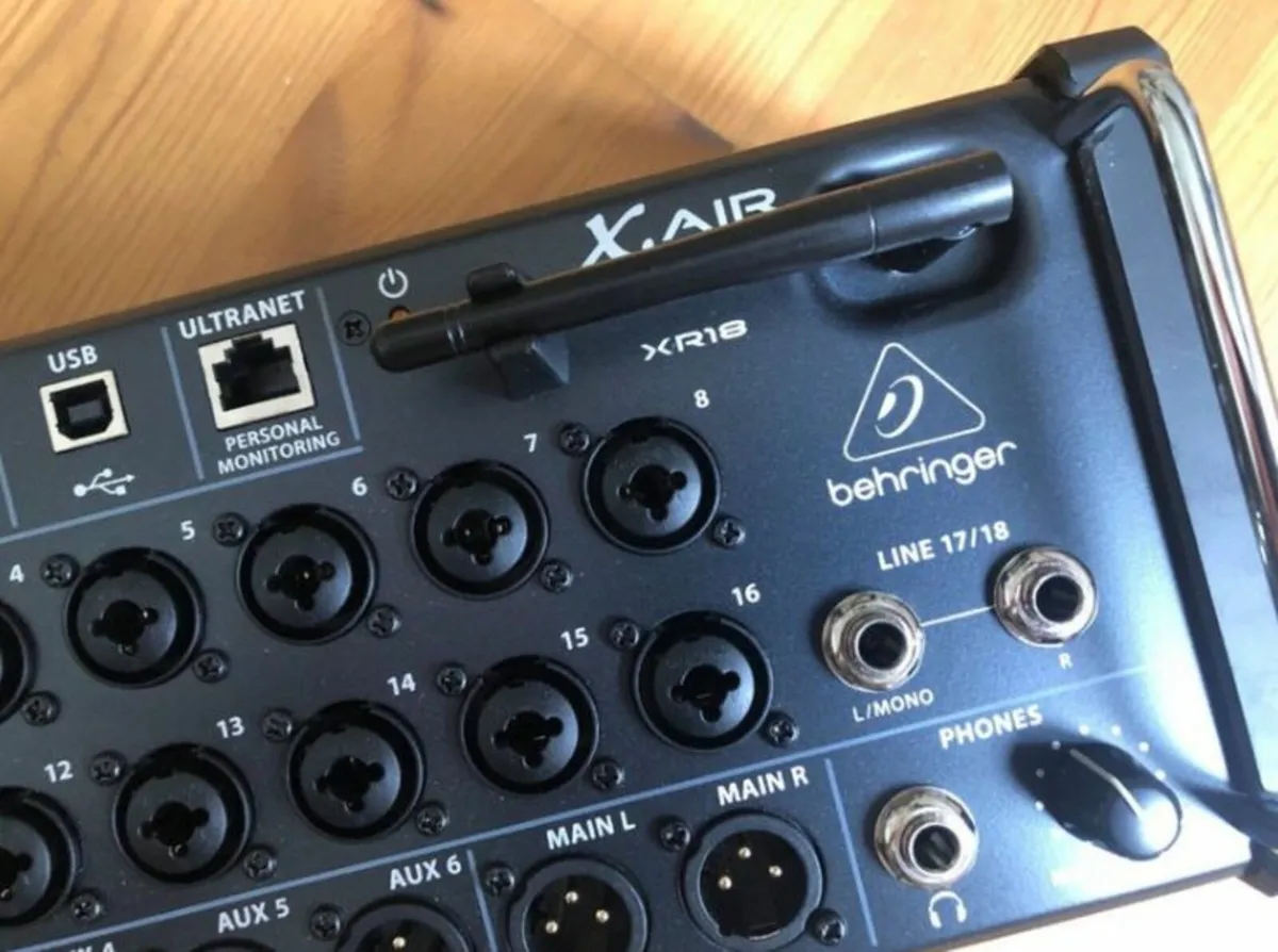 Behringer X Air XR18 Mixer and Bag - Image 4