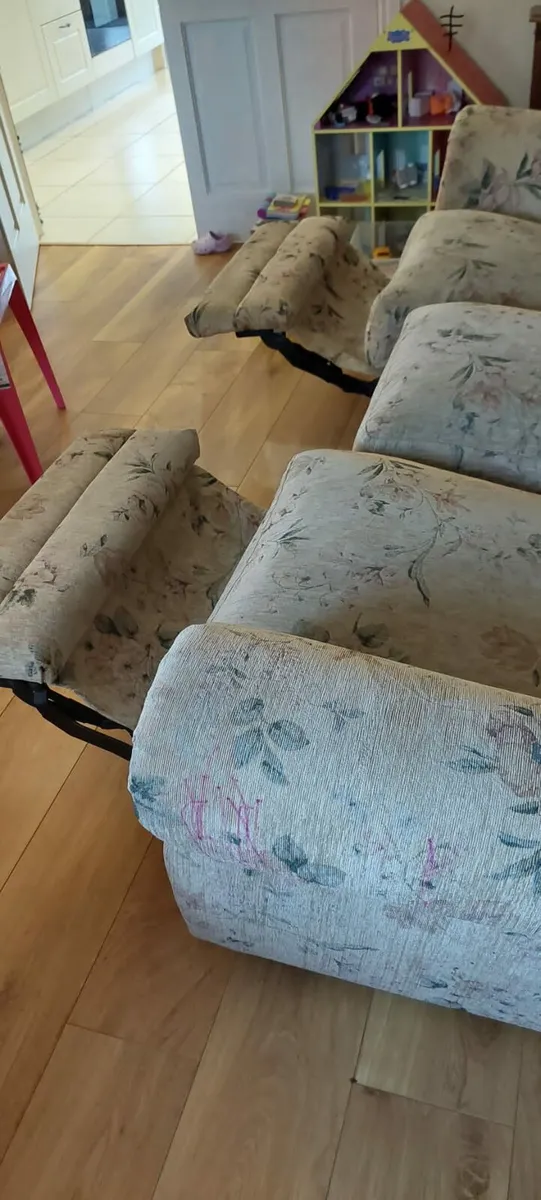 3 piece suite with recliners - Image 3