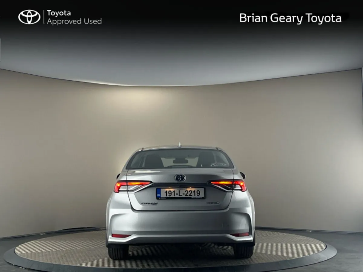 Toyota Corolla HYBRID LUNA SALOON - Image 4