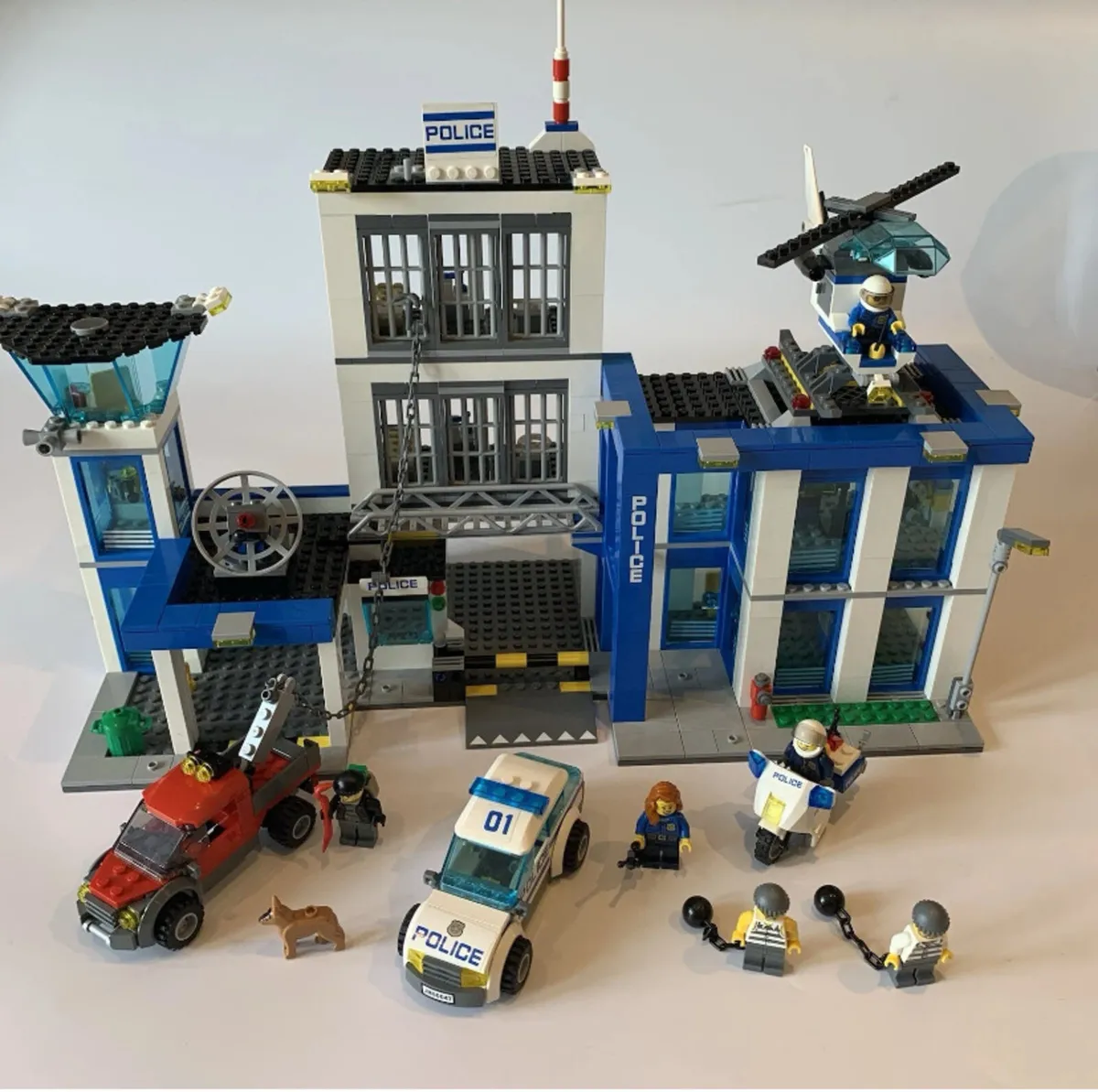 Lego City Police Station 60047 - Image 2