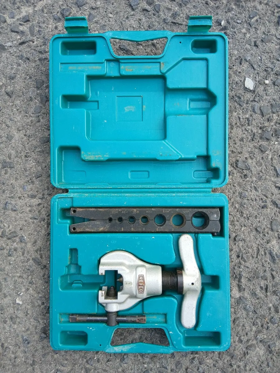 Pipe flaring tool