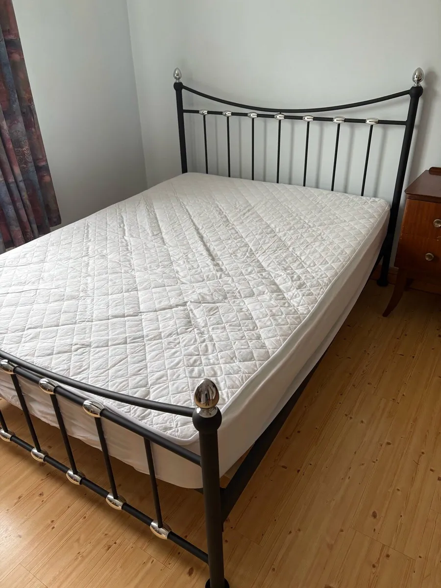 Double bed - Metal Frame - Image 1