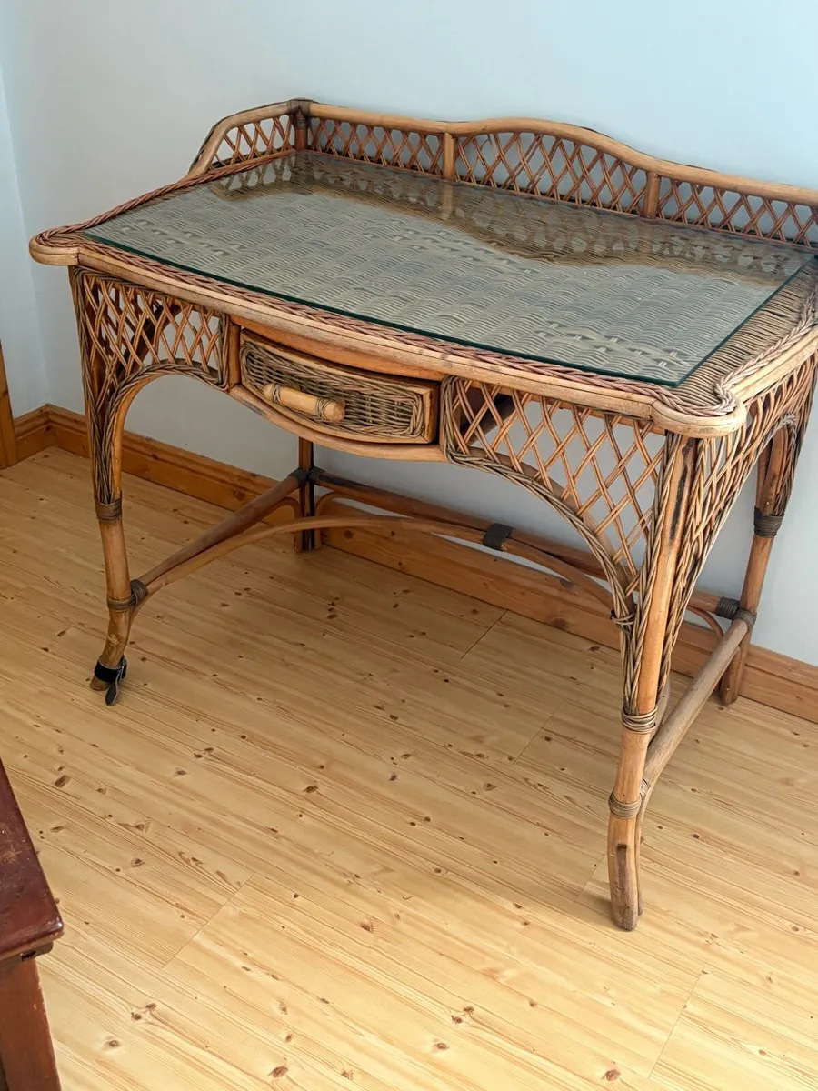 Wicker dressing table glass top