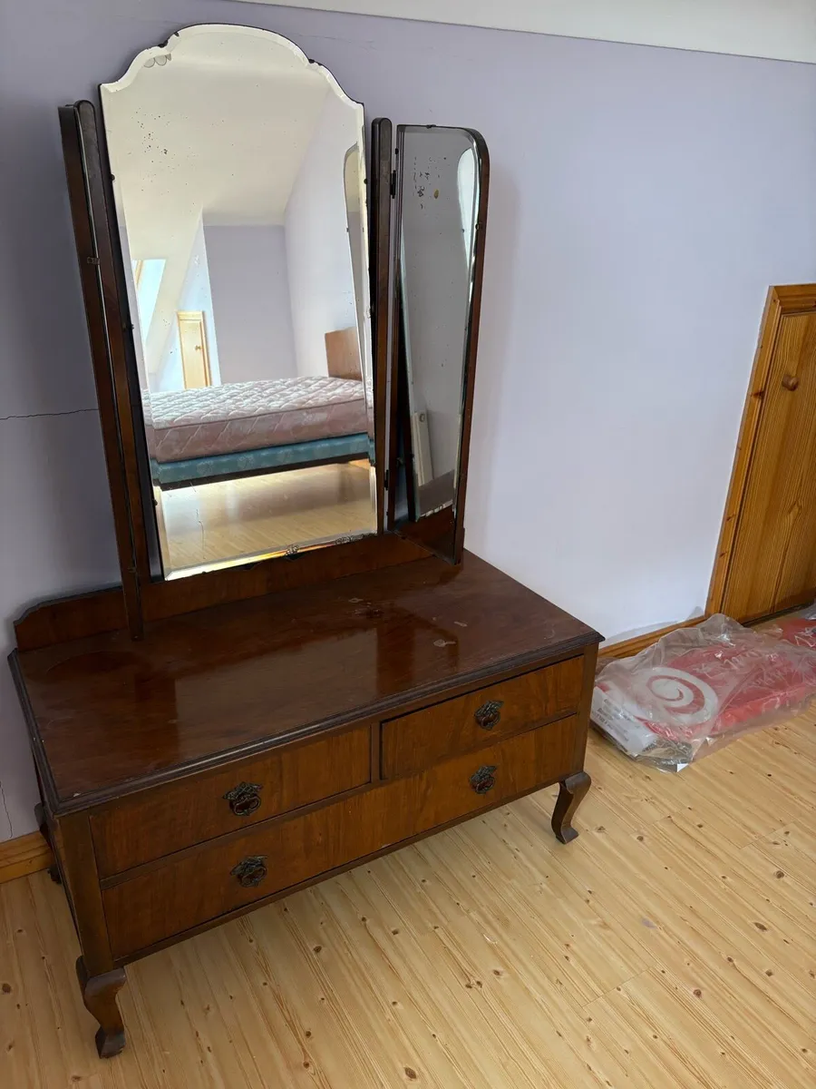 Drawers and mirror set