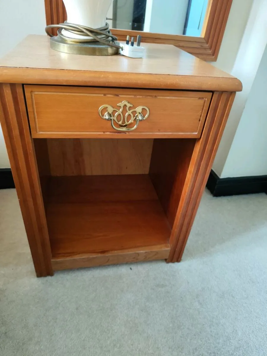 Free bedside table and decorative lamp - Image 2