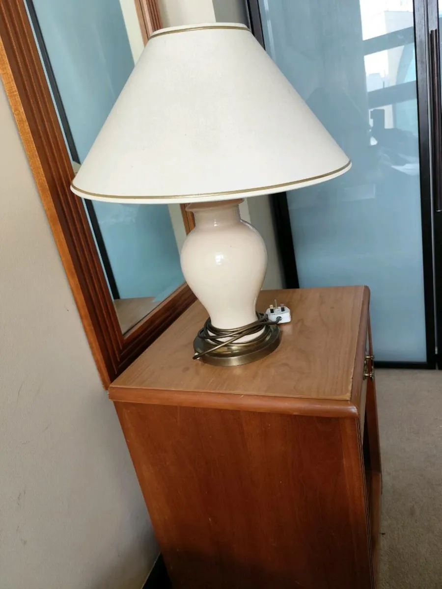 Free bedside table and decorative lamp - Image 3