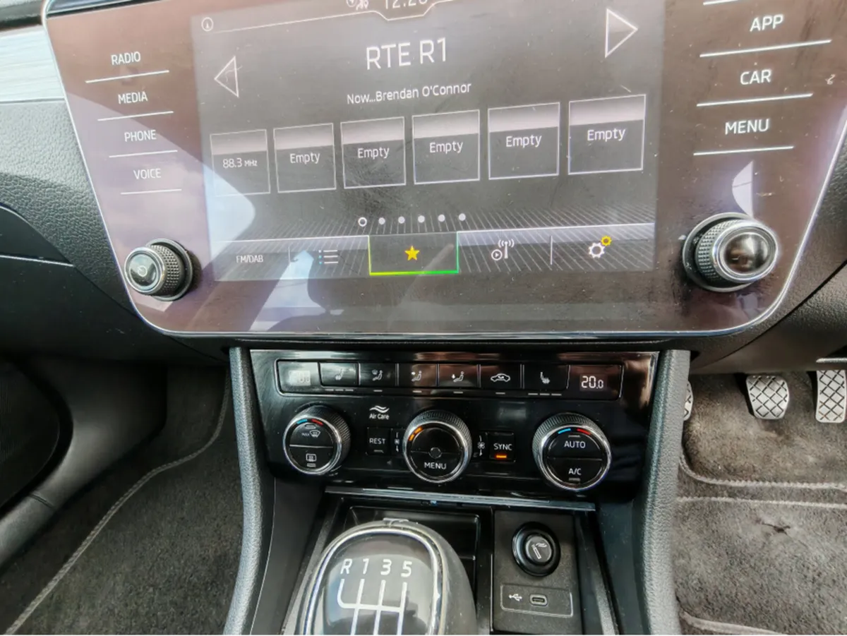 SKODA SUPERB AMBITION 2.0 TDI 150HP 4 4DR - Image 4