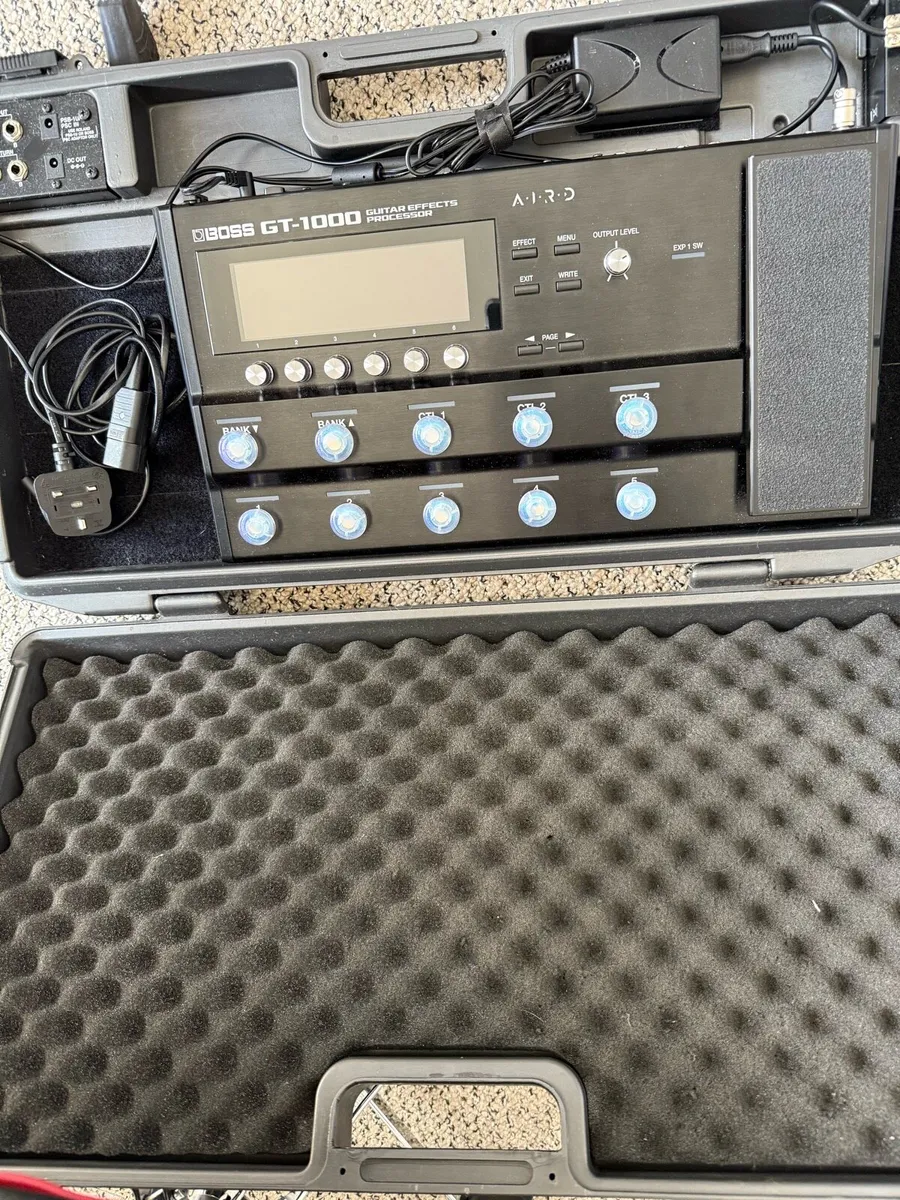 Boss gt1000, gt-1000 with Boss bcb60 pedalboard - Image 1