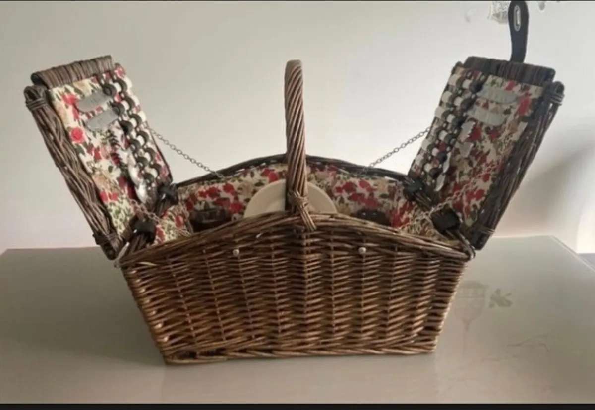 Luxury picnic basket - Image 1