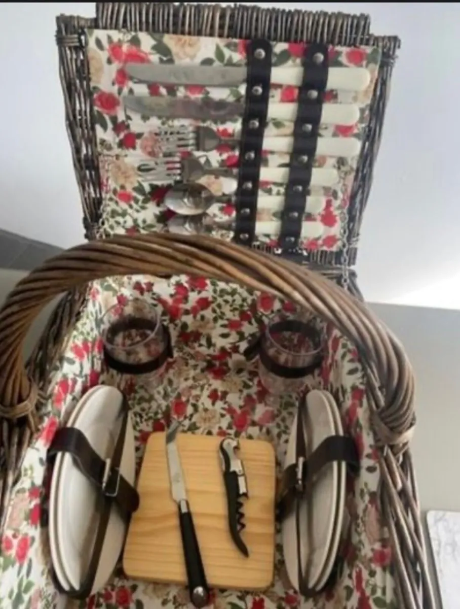 Luxury picnic basket - Image 4