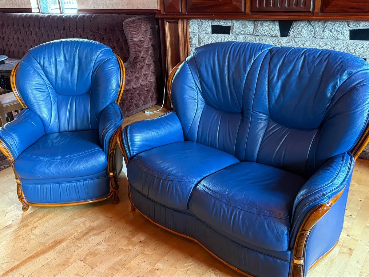2 piece  leatherSofa set iwith stylish trim - Image 1