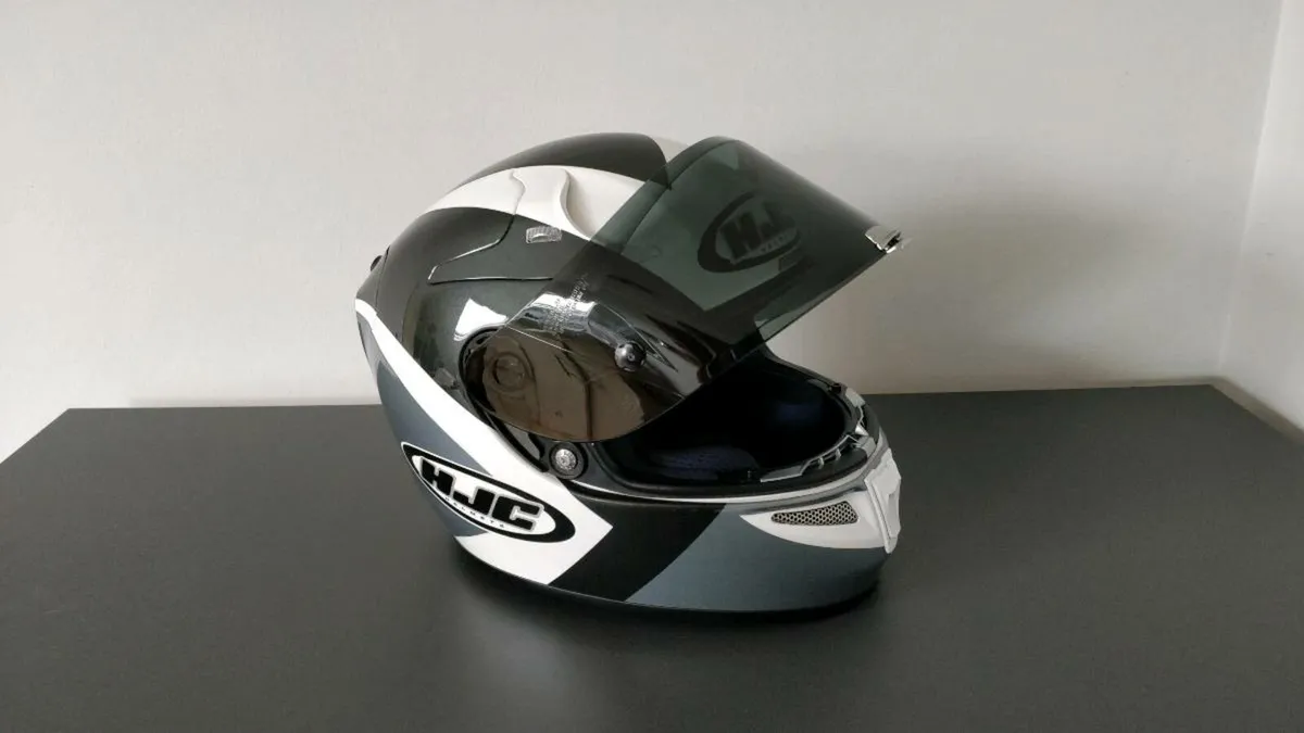 HJC RPHA 10 Plus Motorbike Helmet - Image 1