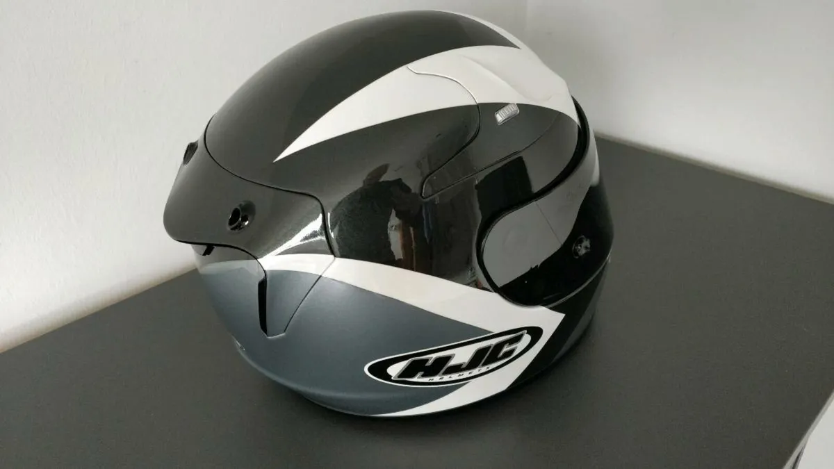 HJC RPHA 10 Plus Motorbike Helmet - Image 3