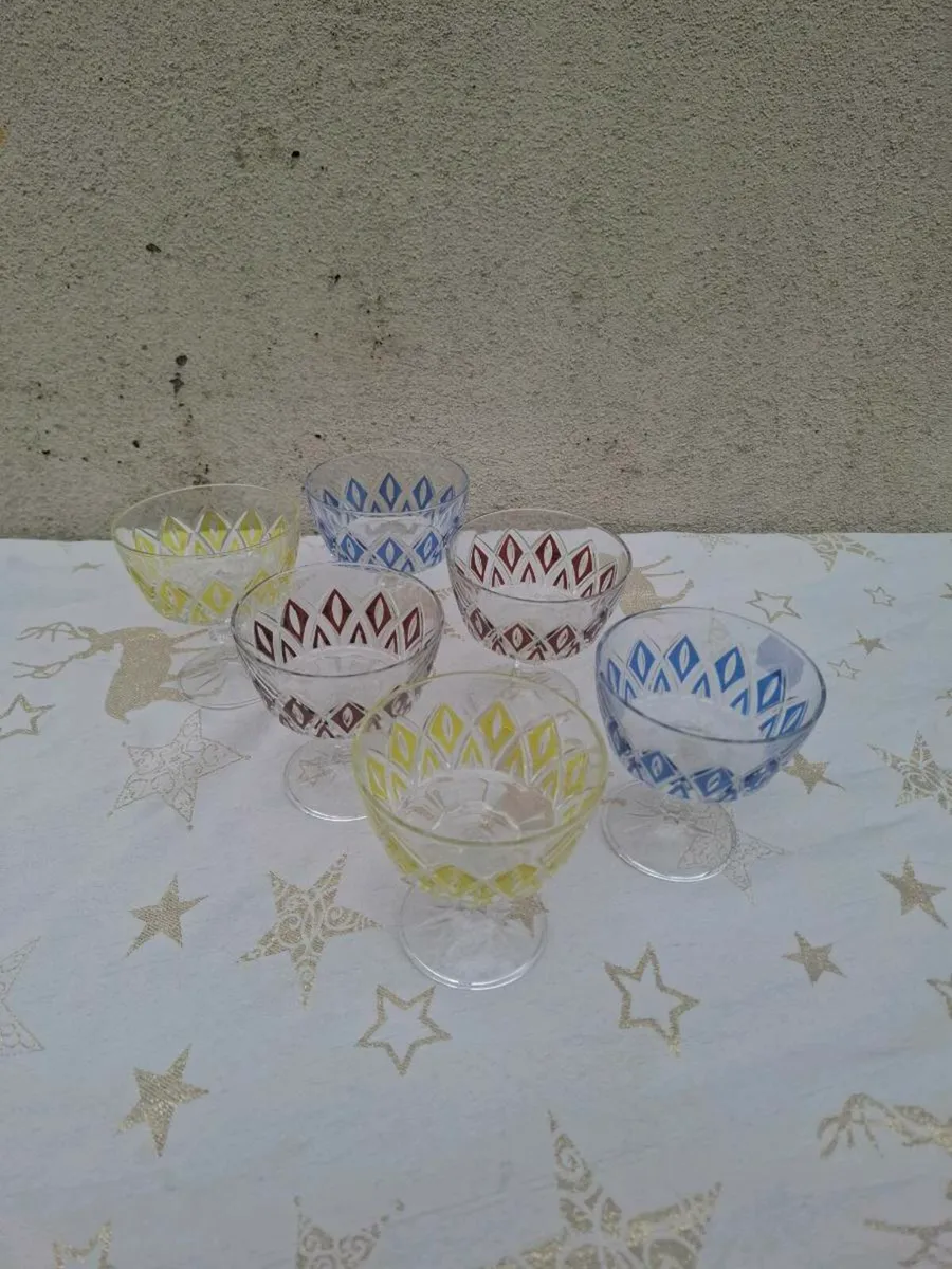 6 vintage champagne glasses - Image 1